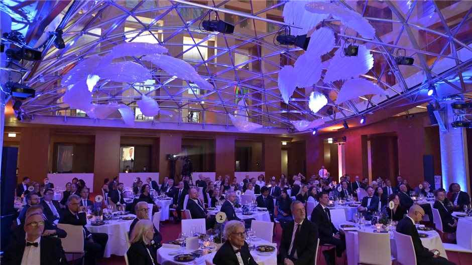 ... und lädt zur festlichen Gala ins AXICA am Brandenburger Tor in Berlin, bei d...