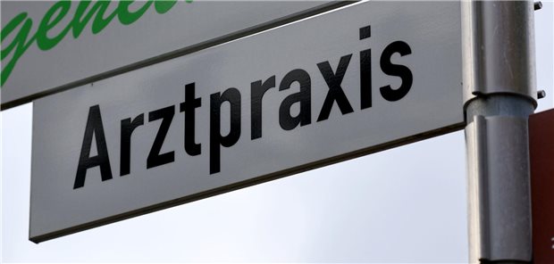 Straßenschild mit Aufschrift Arztpraxis