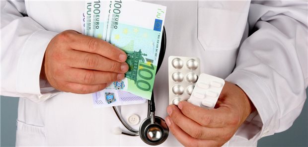 Angestellte Ärzte in Praxen verdienen besser auf dem Land Arzt mit Geldscheinen und Tabletten