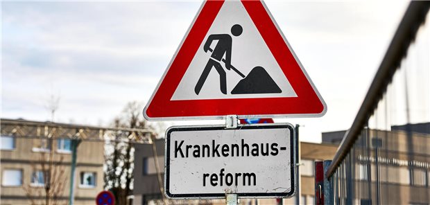 Krankenhausreform: Warken legt Gesetzesentwurf mit weitreichenden Änderungen vor Ein Baustellenschild mit Hinweis Krankenhausreform.