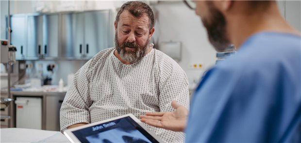 Adipositas ist mit einem erhöhten perioperativen Risiko assoziiert, darunter anästhesiologische Komplikationen, verzögerte Wundheilung, erhöhte Infektionsraten und verlängerte Krankenhausaufenthalte. (Symbolbild mit Fotomodellen)