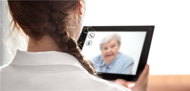 Ärztin via Tablet im Kontakt mit einem Patienten: Die telemedizinische Betreuung hat in europäischen Hausarztpraxen während der Coronapandemie zugenommen.
