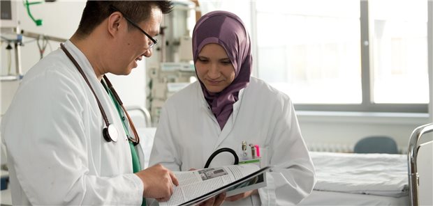 Warken will Berufsanerkennung ausländischer Ärzte beschleunigen Ärztinnen und Ärzte aus Drittstaaten müssen bisher in Deutschland ein aufwändiges Verfahren der Anerkennung ihrer Berufsqualifikation durchlaufen. Ein Gesetzentwurf des BMG hat das Ziel, diese Verfahren zu beschleunigen.