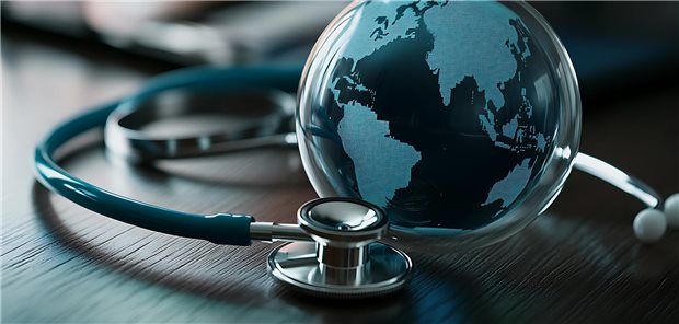 Ein Stethoskop liegt neben einem Globus. 