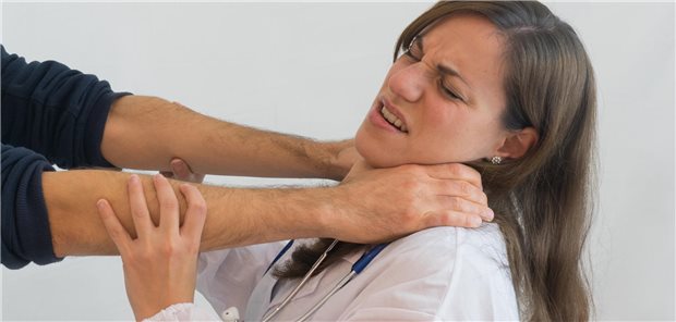 Mann würgt eine Ärztin.