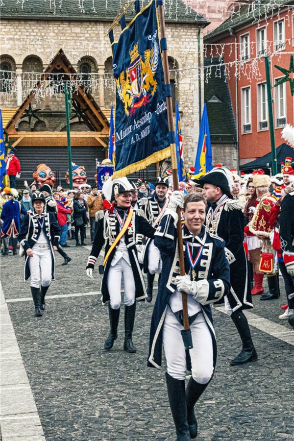 Närrische Mediziner-Garde marschiert durch Mainz „Aesculappen“ mit ihrer Standarte – darauf das Garde-Motto „Sanitas et gaudium“.