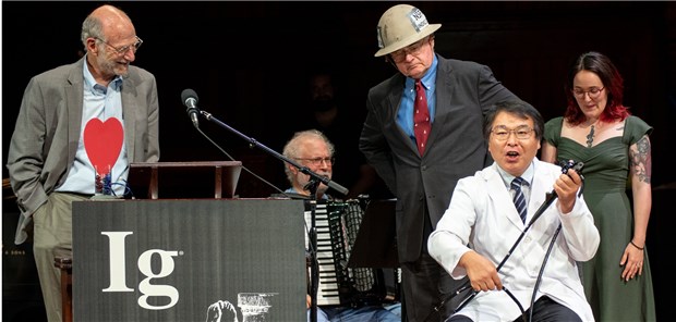 Akira Horiuchi (im weißen Kittel) hält an der Universität Harvard seine Dankesrede für die Auszeichnung mit dem Ig-Nobelpreis in der Kategorie Medizinische Bildung. Er war für seinen Bericht "Darmspiegelung im Sitzen: Lehren aus Selbst-Darmspiegelung" geehrt wordenn.