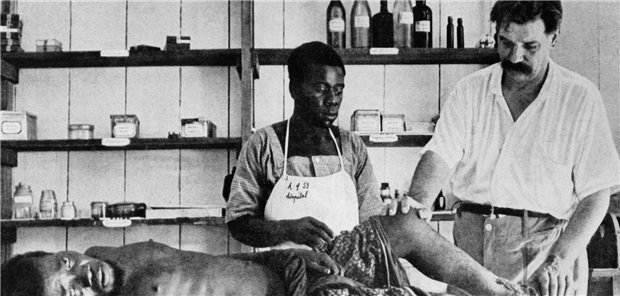 Albert Schweitzer mit einem Patienten im Urwaldkrankenhaus inLambarene.