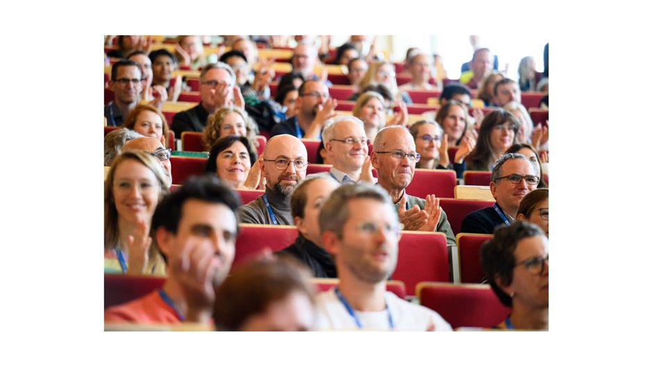Alt und Jung in einem Hörsaal: Was beim Studium eher selten vorkommt, ist bei DE...