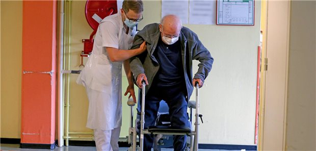 Alte Menschen im Krankenhaus benötigen eine Versorgung, die Polymorbidität mit berücksichtigt, fordert der Bundesverband Geriatrie. Der aktuelle Stand der Krankenhausreform spiegele dies jedoch nicht wider.