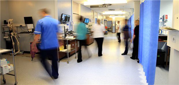 Am 15. und 20. Dezember wollen hunderttausende Krankenschwestern und -pfleger in Großbritannien für jeweils zwölf Stunden lang die Arbeit niederlegen. Das hat die größte Gewerkschaft für Pflegekräfte im Gesundheitswesen in Großbritannien, Royal College of Nursing (RCN), angekündigt.

