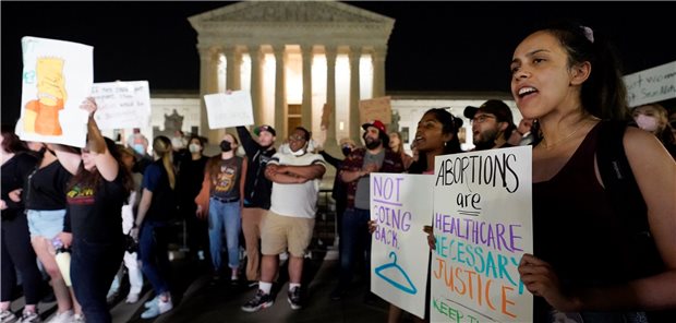 Oberstes US-Gericht erwägt, Abtreibungsrecht zu kippen Am Dienstagmorgen versammelten sich Menschen vor dem Obersten Gerichtshof in Washington, um gegen die mögliche Kehrtwende in der Rechtsprechung zur Abtreibung zu protestieren.