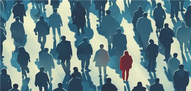 Eine rot gekleidete Frau inmitten dunkler Figuren