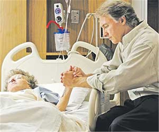 Angestellte, die einen Angehörigen pflegen wollen, bringt das neue Gesetz Erleichterung.