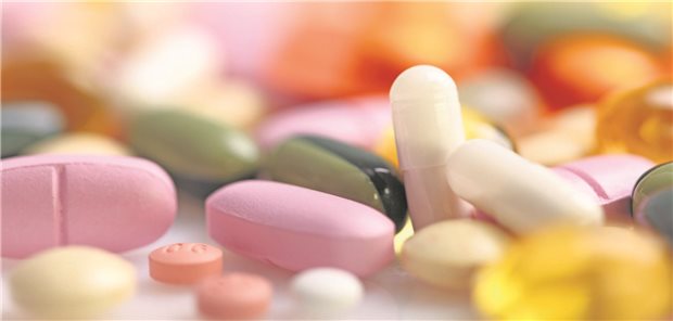 Ein Haufen bunter Pillen. 