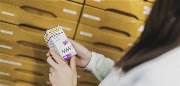 Kaum Antibiotikasäfte für Kinder: KV Schleswig-Holstein kritisiert „Sparzwang zu Lasten der Kleinste Antibiotikasäfte für Kinder sind in vielen Apotheken derzeit Mangelware.