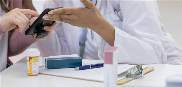 Apps auf Rezept: Hausärzte verordnen die meisten DiGA App auf Rezept: 50.000 DiGA wurden zwischen September 2020 und September 2021 von den Krankenkassen erstattet, rund ein Drittel davon wurde von Hausärztinnen und Hausärzten verordnet.