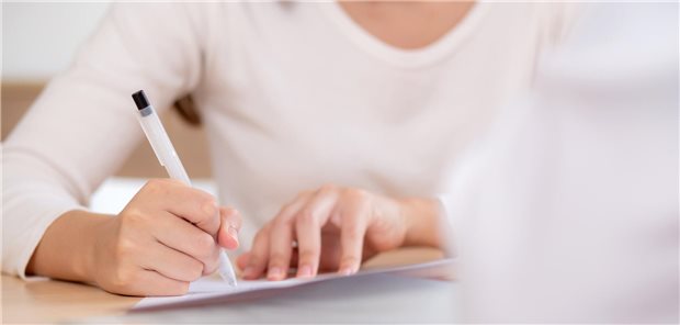 Ärztin unterschreibt Arbeitsvertrag