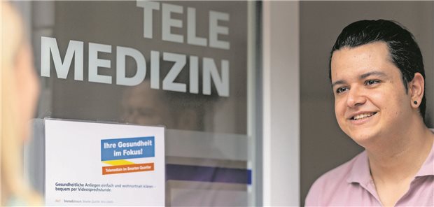 Telemedizinraum im Plattenbau statt Praxisbesuch Aria Rouhollahi unterstützt als IT-Assistent die Bewohner beim Umgang mit der Technik.