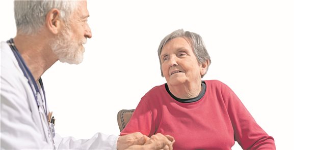 Schmerz im Alter – gemeinsam sprechen und handeln Arzt-Patienten-Verhältnis: Gerade ältere Patienten müssen das Gefühl haben,alles sagen zu können. (Symbolbild mit Fotomodell)