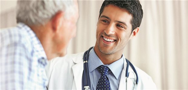 Studie: Erhöhte Mortalität bei Kombination von PDE-5-Hemmern mit Nitraten Arzt berät älteren Patient.