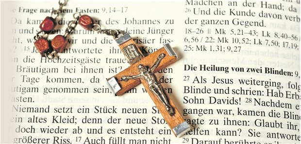 Arzt im Zeichen des Kreuzes? Das heißt noch lange nicht, dass die Kirche in Privatangelegenheiten mitreden darf.
