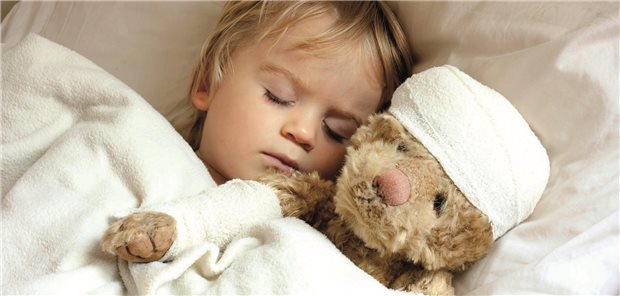 Kleiner Junge mit Teddy