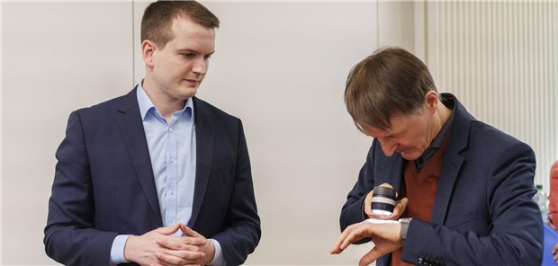 Dr. Titus Brinker (l), Dermatologe/KI-Experte am DKFZ, beobachtet am 24.10.2023 Karl Lauterbach (SPD), Bundesgesundheitsminister, beim Anwenden eines Dermatoskops für die KI-gestützte Hautkrebserkennung. Der Bundesgesundheitsminister hat das Deutsche Krebsforschungszentrum (DKFZ) besucht und sich u. a. über Anwendungen der Künstlichen Intelligenz (KI) im Gesundheitswesen informiert.