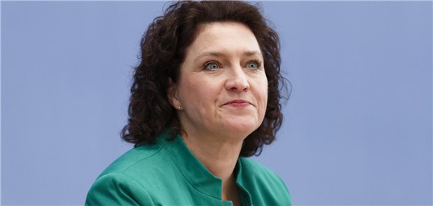 Auch die blendend verdienende Pharmaindustrie solle einen Beitrag zur Konsolidierung der Kassenfinanzen leisten, findet die Vorstandsvorsitzende des AOK-Bundesverbands Dr. Carola Reimann (Archivbild).