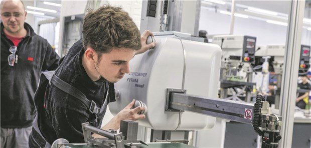 Auch in der Elektronikindustrie herrschen gesundheitliche Gefahren am Arbeitsplatz. Ein Auszubildender bei ABB.