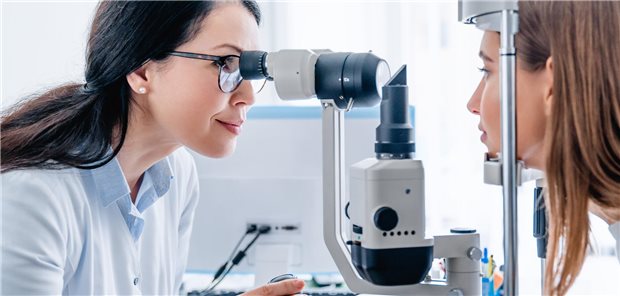 Eine Augenärztin bei der Untersuchung einer Patientin.