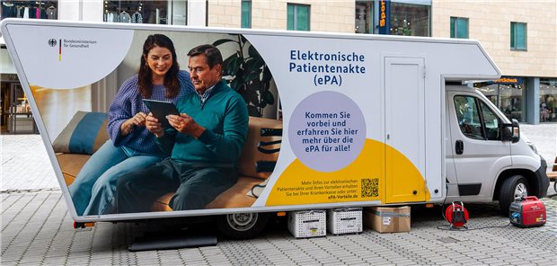 Ein Informationsmobil zur ePA steht auf einem Platz.