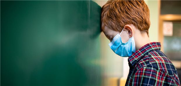 forsa-Befragung: Stresslevel von Kindern ist weiter hoch Kind legt Kopf auf die Tafel.