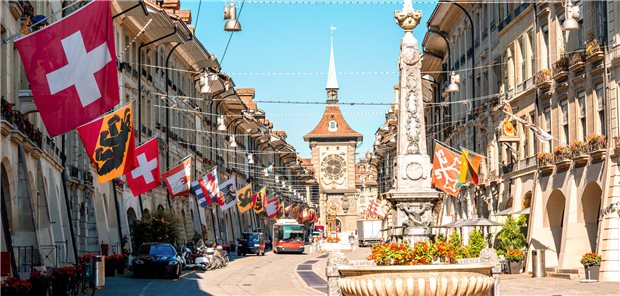 Auch schön: Berner Kramgasse mit typischer Beflaggung.