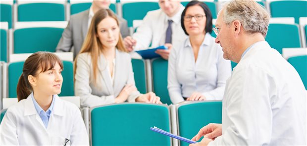 Auch wissenschaftliches Arbeiten gehört für die AWMF ins Medizinstudium.