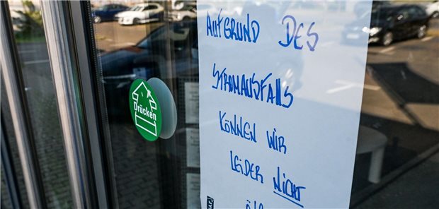 Ein Schild in einem Geschäft weist auf den Stromausfall hin.