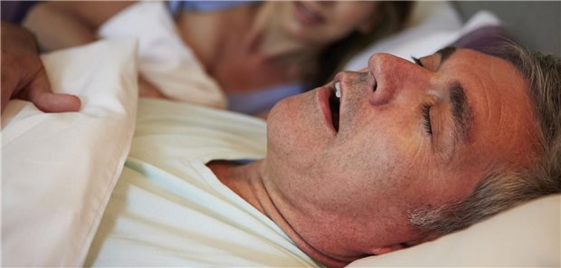 Auf dem Rücken zu schlafen ist bei obstruktiver Schlafapnoe keine gute Idee. Eine Therapie zur Rückenlageverhinderung mit validierten Systemen zu erwägen.