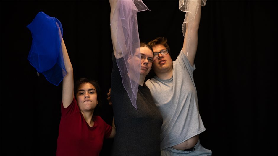 Auf der Bühne stehen Menschen ab 14 Jahre.