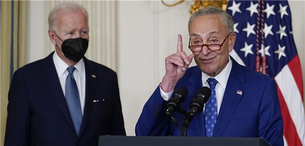 Aufgemerkt: Mit dem Inflation Reduction Act legen sich die US-Demokraten wie Präsident Joseph Biden (Links) und der Mehrheitsführer im Senat, Chuck Schumer, mit der Pharmaindustrie an.
