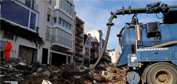 Aufräumarbeiten nach dem Jahrhunderthochwasser im Ahrtal.