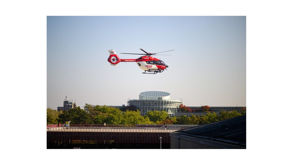 Ausblick aus den Räumen der MHH Hannover: Ein Rettungshubschrauber der DRF-Luftr...