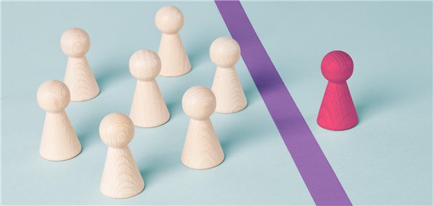 Eine rote Figur trennt eine Linie von mehreren weißen Figuren. 