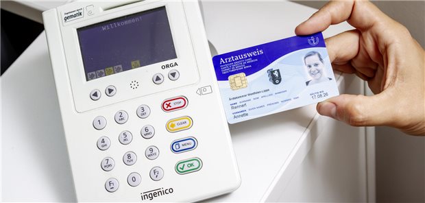 Ein elektronischer Heilberufeausweis wird in ein Lesegerät gesteckt.