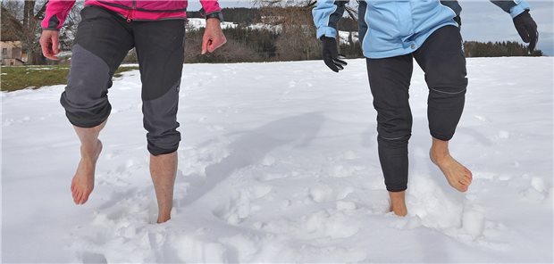 Barfuß durch den Schnee: Monika Weitnauer (l.) und Ida-Anna Braun vom Kneipp-Verein Kempten.