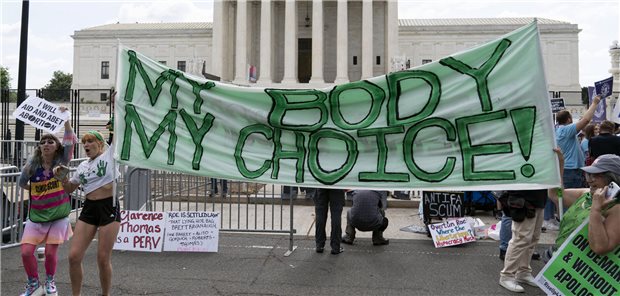 Postversand von Abruptio-Pillen in den USA – rechtlich ein Dilemma Abbruch-Befürworter protestierten im Juni vergangenen Jahres vor dem Supreme-Court in Washington.