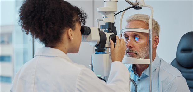 So steht es um das Screening auf die drei häufigsten Erblindungsursachen Eine Ärztin untersucht im Rahmen einer Augenuntersuchung zur Früherkennung von Volksaugenkrankheiten die Augen eines männlichen Patienten.