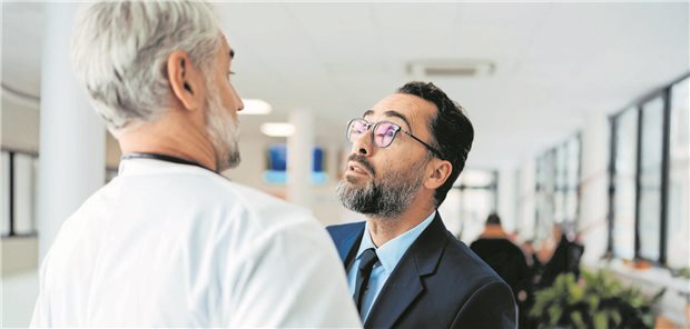 Mann schaut Arzt aggressiv an.