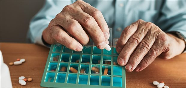 Bei Krebspatientinnen und -patienten ab 65 Jahren wird Ärztinnen und Ärzten geraten, vor Therapiebeginn auf den Medikationsplan zu schauen.