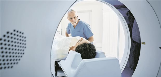 Radiologen veröffentlichen Empfehlungen zu Lungenanomalien nach COVID-19 Eine junge Frau liegt in einem CT-Gerät.