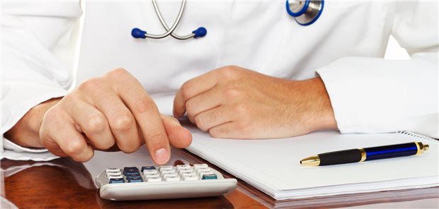 Urteil: Beharrliche Falschabrechnung führt zu „Unwürdigkeit zur Ausübung des ärztlichen Berufs“ Arzt mit Taschenrechner
